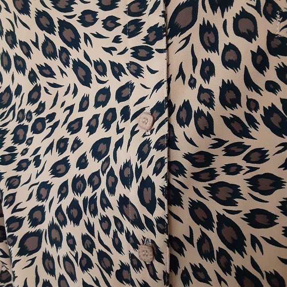 22W Sag Harbor animal print button down blouse - Picture 4 of 6